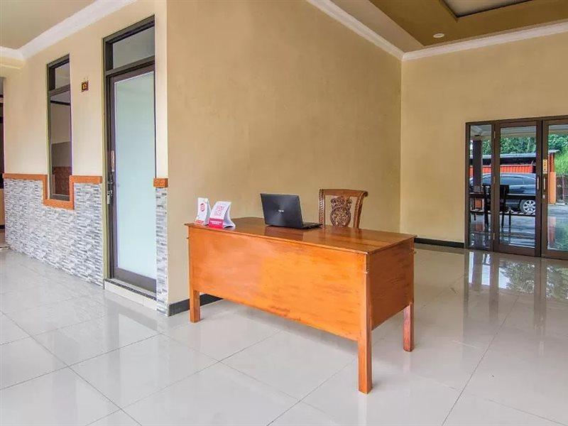 Reddoorz Near Candi Sukuh Karanganyar Hotel Surakarta (Solo)