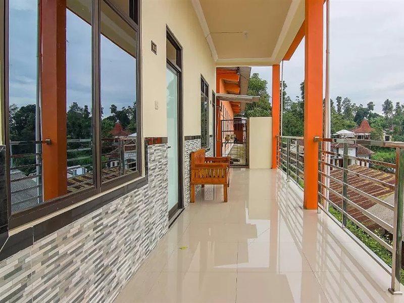 Hotel Reddoorz Near Candi Sukuh Karanganyar 2*