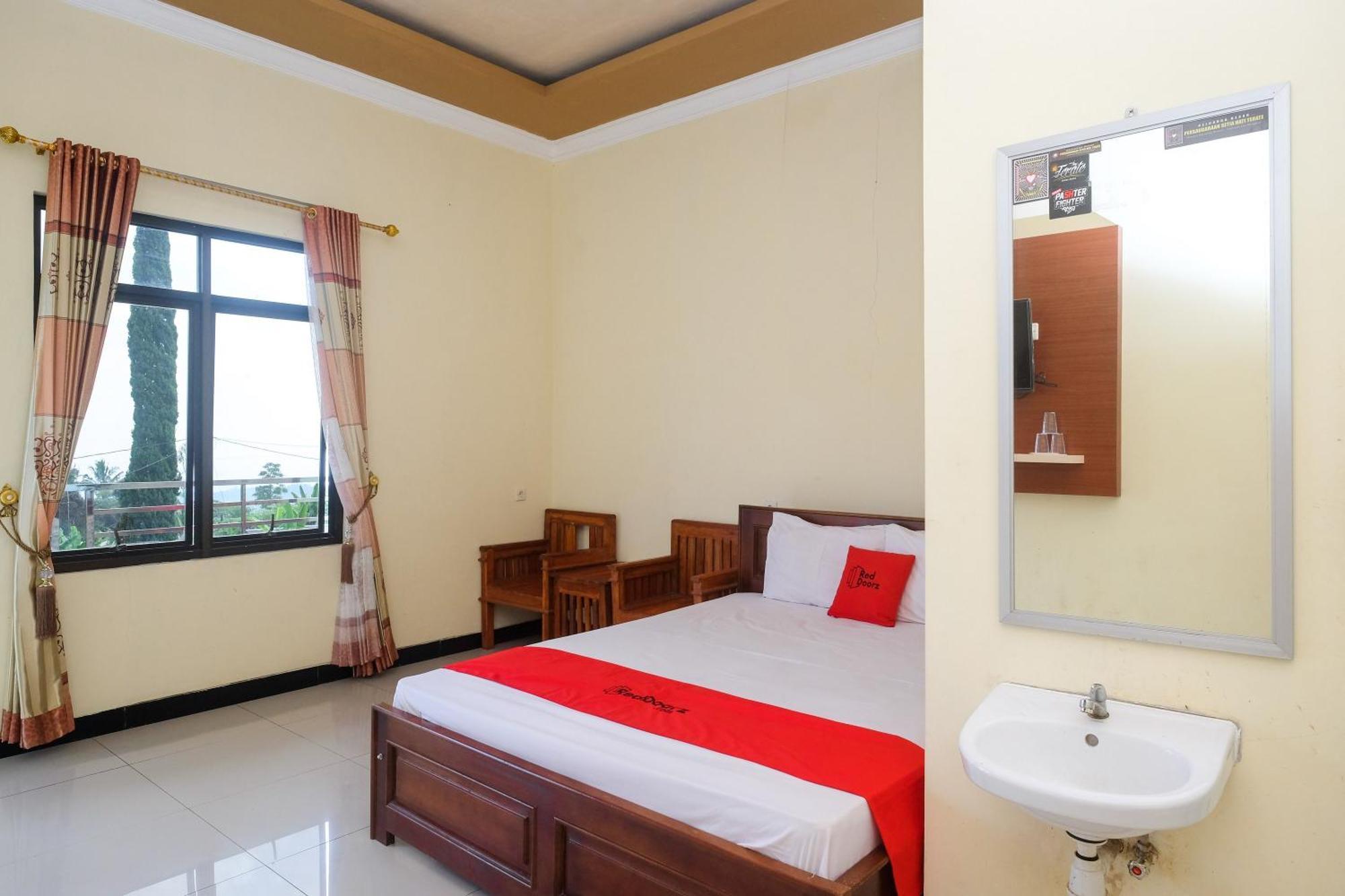 Hotel Reddoorz Near Candi Sukuh Karanganyar