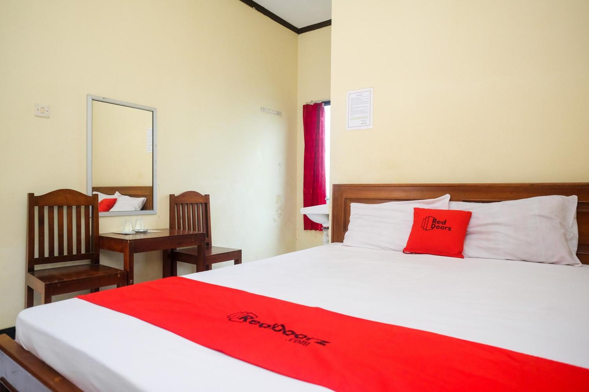 Reddoorz Near Candi Sukuh Karanganyar 2* Surakarta (Solo)