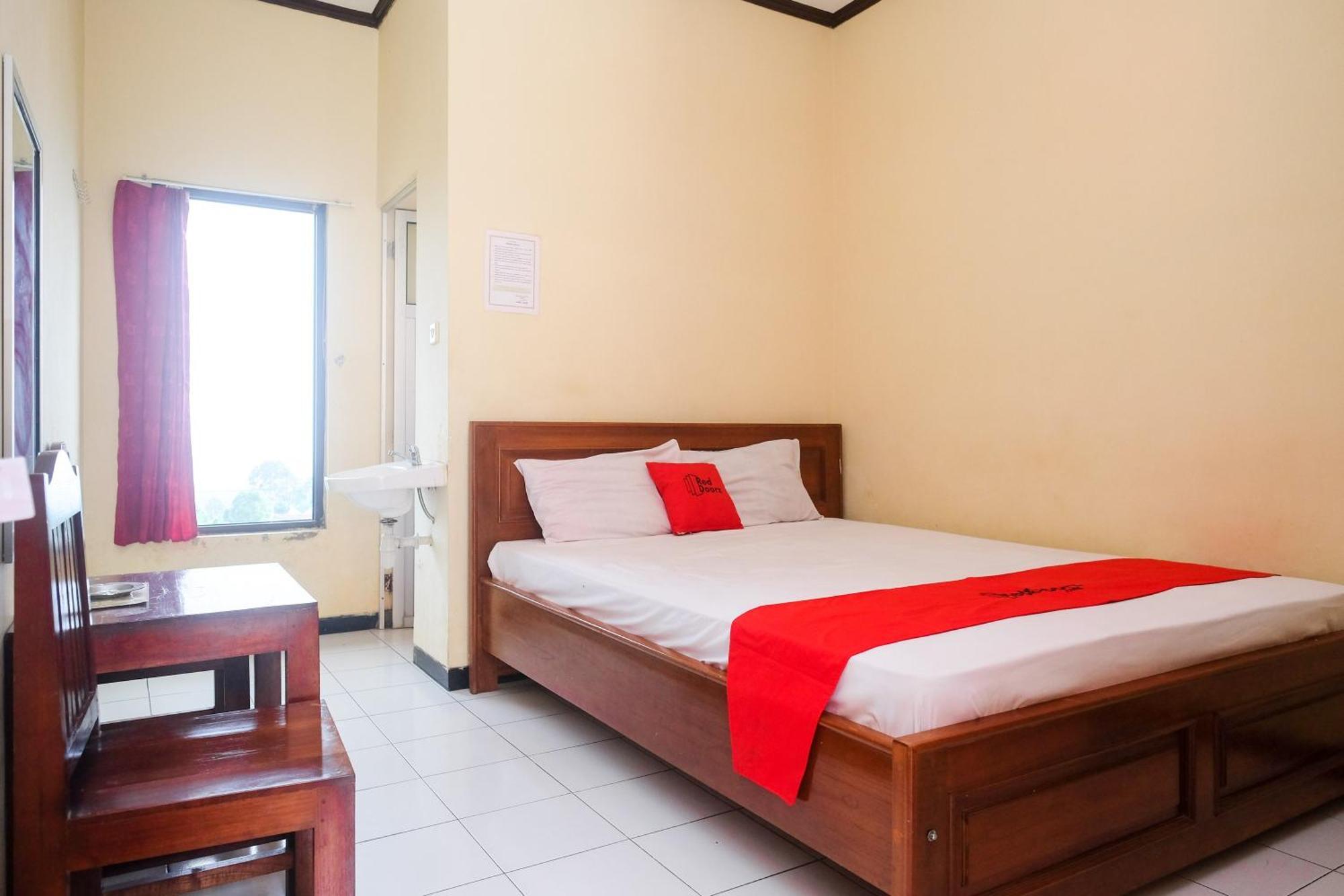 Hotel Reddoorz Near Candi Sukuh Karanganyar 2*