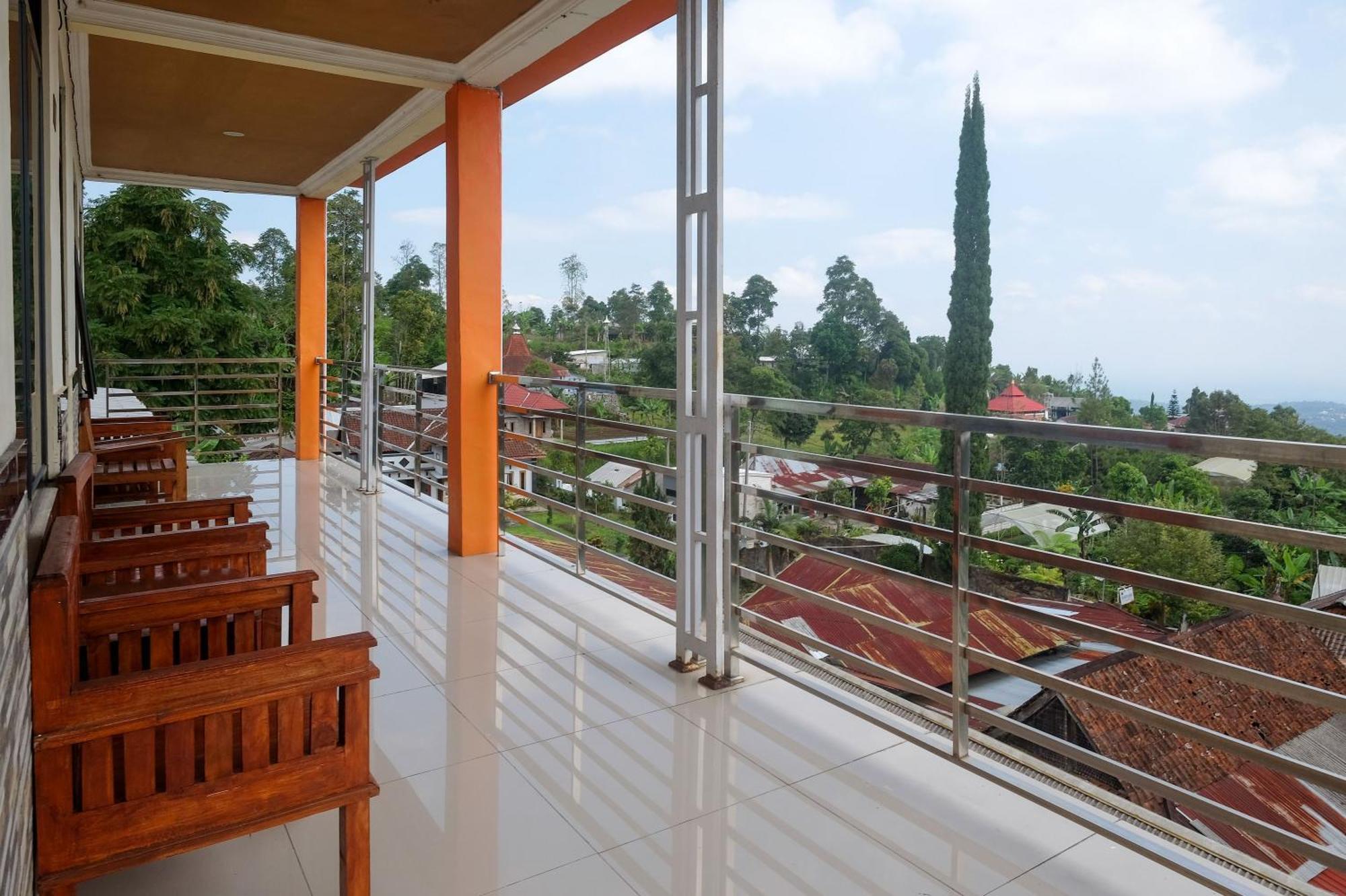 Hotel Reddoorz Near Candi Sukuh Karanganyar 2*