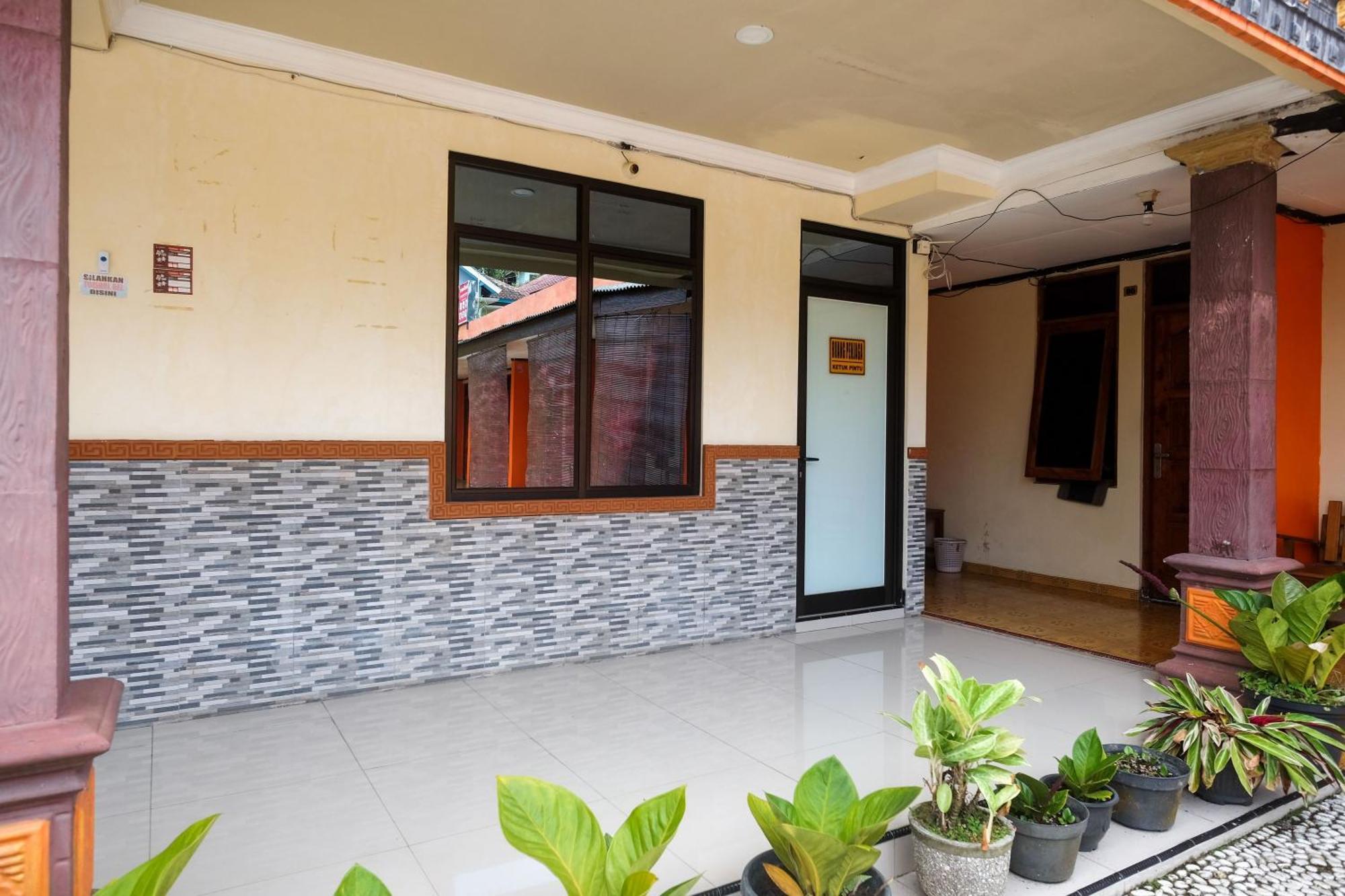 Reddoorz Near Candi Sukuh Karanganyar 2* Surakarta (Solo)